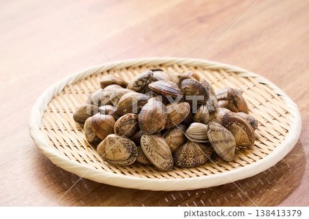 新鮮蛤蜊盛於竹籃中；時令貝類食材 138413379