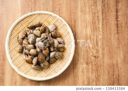 Fresh clams served in a bamboo basket; seasonal shellfish ingredients 138413384