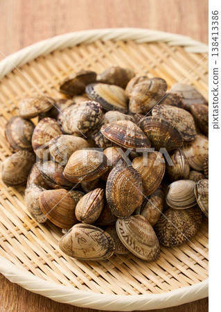 Fresh clams served in a bamboo basket; seasonal shellfish ingredients Fresh clams served in a bamboo basket; seasonal shellfish ingredients 138413386