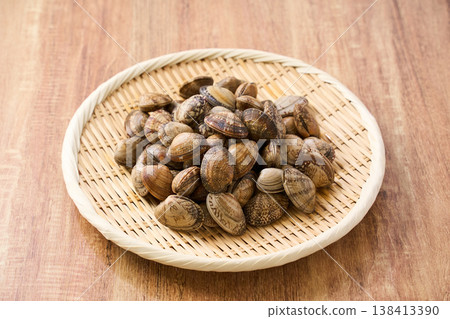新鮮蛤蜊盛於竹籃中;時令貝類食材 新鮮蛤蜊盛於竹籃中;時令貝類食材 138413390