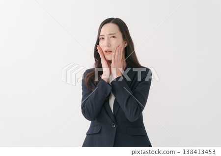 女性穿西裝的美麗 138413453