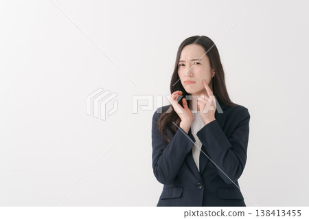 女性穿西裝的美麗 138413455