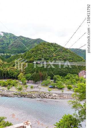 Fresh greenery and the Tanize suspension bridge (Totsukawa Village, Nara Prefecture) 138413792