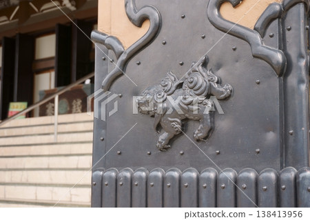 名古屋真宗大谷派分寺主殿柱子上的獅子浮雕。 名古屋真宗大谷派分寺主殿柱子上的獅子浮雕。 138413956