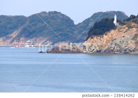 神崎燈塔和前往海豚島的觀光船(三重縣鳥羽市) 神崎燈塔和前往海豚島的觀光船(三重縣鳥羽市) 138414262
