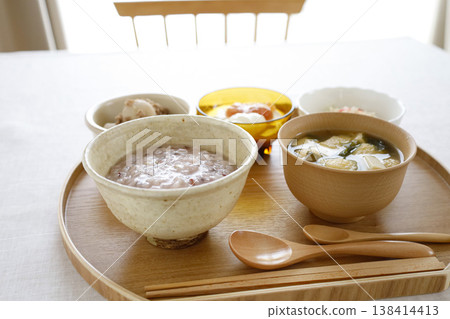一頓以粥和健康菜餚為主的餐點。 一頓以粥和健康菜餚為主的餐點。 138414413