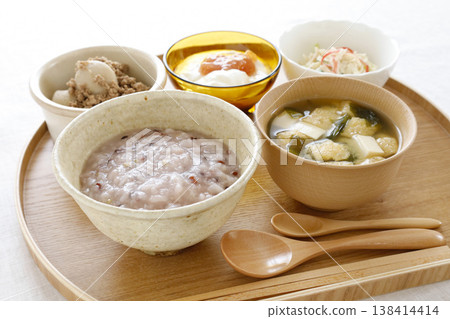 一頓以粥和健康菜餚為主的餐點。 138414414