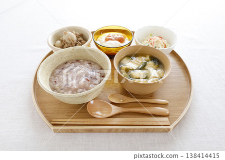 一頓以粥和健康菜餚為主的餐點。 一頓以粥和健康菜餚為主的餐點。 138414415