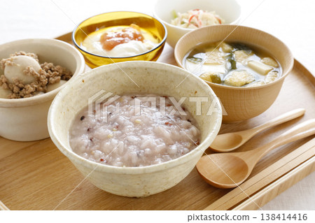 A meal consisting of porridge and other healthy dishes. 138414416