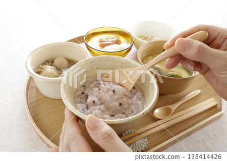 一頓以粥和健康菜餚為主的餐點。 一頓以粥和健康菜餚為主的餐點。 138414426