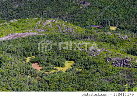 從八嶽山脈的東天嶽眺望折缽池和黑百合平原。 138415179