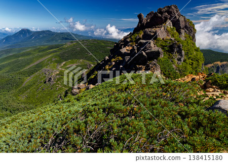 八嶽山脈的東天宮岳和北八嶽山脈的岩石山峰。 138415180