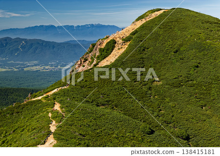 從八嶽山脈的東天閣眺望西天閣和中央阿爾卑斯山脈。 138415181