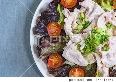 健康沙拉，配上脆脆的生菜和豬肉涮涮鍋 138415565