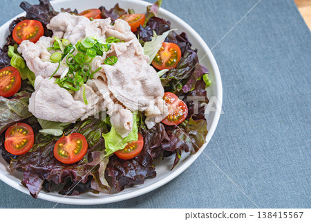健康沙拉,配上脆脆的生菜和豬肉涮涮鍋 健康沙拉,配上脆脆的生菜和豬肉涮涮鍋 138415567
