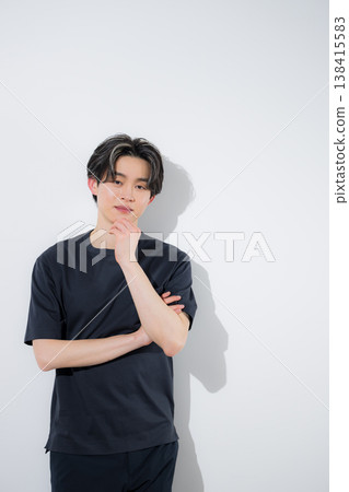 特寫鏡頭展現了時尚的男士儀容打理和清爽亮麗的男士除毛過程。 特寫鏡頭展現了時尚的男士儀容打理和清爽亮麗的男士除毛過程。 138415583