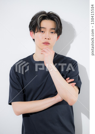 特寫鏡頭展現了時尚的男士儀容打理和清爽亮麗的男士除毛過程。 特寫鏡頭展現了時尚的男士儀容打理和清爽亮麗的男士除毛過程。 138415584