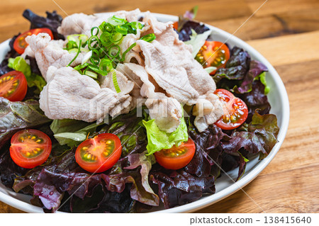 健康沙拉，配上脆脆的生菜和豬肉涮涮鍋 138415640