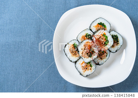 韓式紫菜包飯(kimbap)盛在白色盤子裡,餡料豐富。 韓式紫菜包飯(kimbap)盛在白色盤子裡,餡料豐富。 138415848