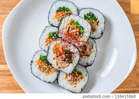 韓式紫菜包飯（kimbap）盛在白色盤子裡，餡料豐富。 138415868