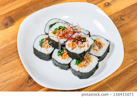 韓式紫菜包飯(kimbap)盛在白色盤子裡,餡料豐富。 韓式紫菜包飯(kimbap)盛在白色盤子裡,餡料豐富。 138415871