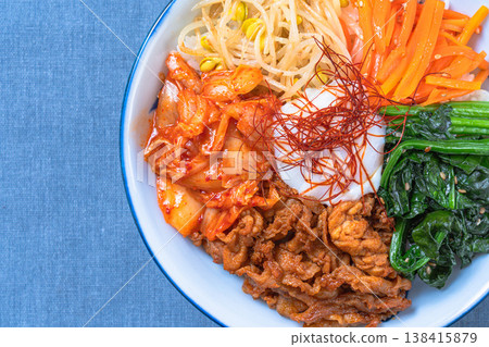韓式拌飯，配上溏心蛋、蔬菜和豬肉：一道色彩繽紛的韓國蓋飯。 138415879