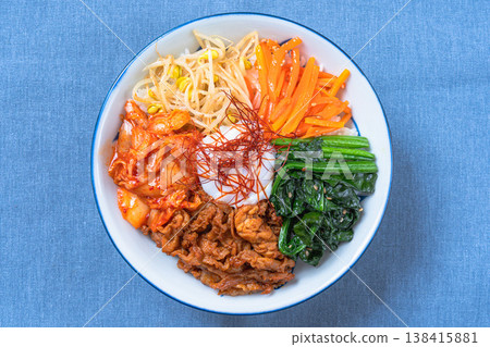 韓式拌飯，配上溏心蛋、蔬菜和豬肉：一道色彩繽紛的韓國蓋飯。 138415881
