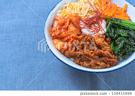 韓式拌飯，配上溏心蛋、蔬菜和豬肉：一道色彩繽紛的韓國蓋飯。 138415899