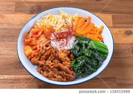 韓式拌飯，配上溏心蛋、蔬菜和豬肉：一道色彩繽紛的韓國蓋飯。 138415999