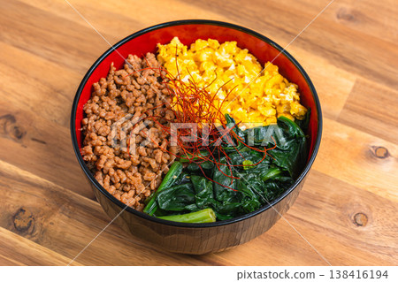 三色蓋飯:日式蓋飯,配上雞肉末、雞蛋和菠菜。 三色蓋飯:日式蓋飯,配上雞肉末、雞蛋和菠菜。 138416194