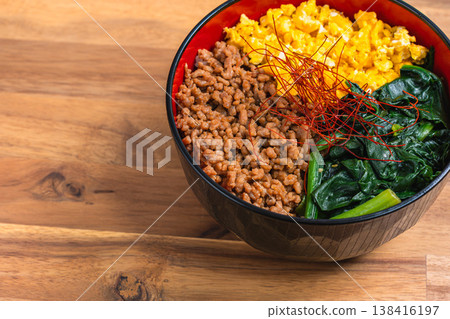 三色蓋飯：日式蓋飯，配上雞肉末、雞蛋和菠菜。 138416197