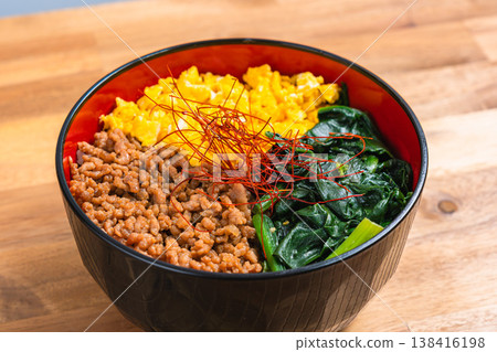 三色蓋飯：日式蓋飯，配上雞肉末、雞蛋和菠菜。 138416198