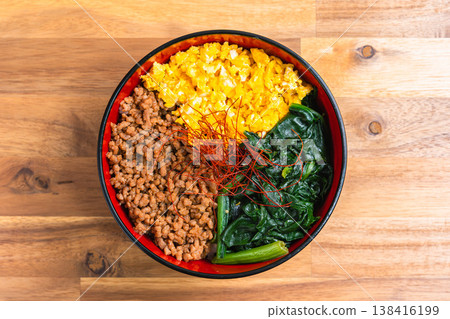 三色蓋飯：日式蓋飯，配上雞肉末、雞蛋和菠菜。 138416199