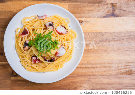 Japanese-style pasta with octopus and perilla leaves, spaghetti with simple seasoning. 138416236