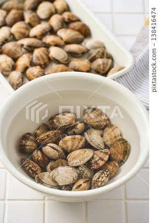 蛤蜊脫鹽：準備過程包括將白色碗裝滿水。 138416474
