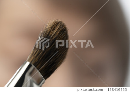 使用化妝工具化妝 使用化妝工具化妝 138416533