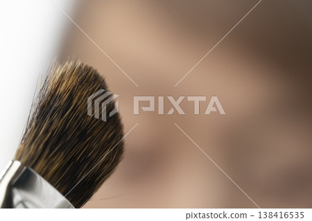 使用化妝工具化妝 使用化妝工具化妝 138416535