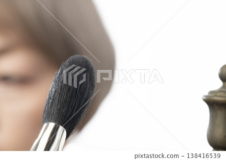 使用化妝工具化妝 使用化妝工具化妝 138416539