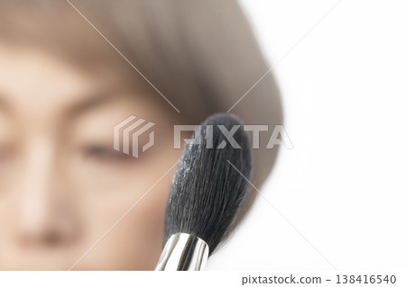 使用化妝工具化妝 使用化妝工具化妝 138416540