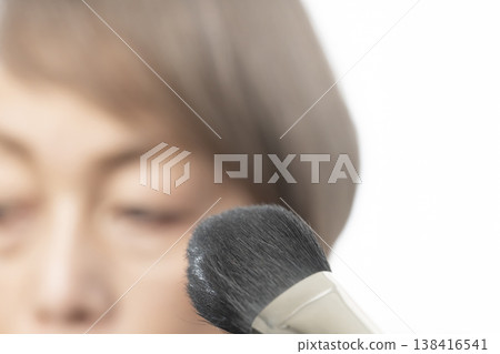 使用化妝工具化妝 138416541