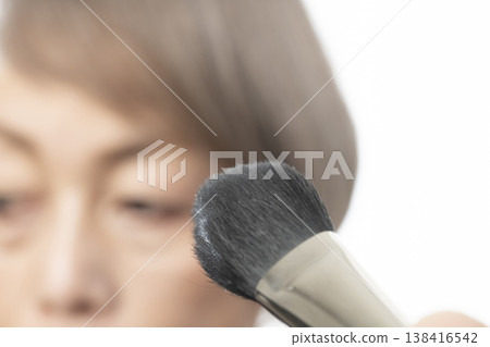 使用化妝工具化妝 138416542