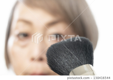 使用化妝工具化妝 138416544