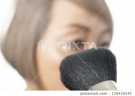 使用化妝工具化妝 使用化妝工具化妝 138416545