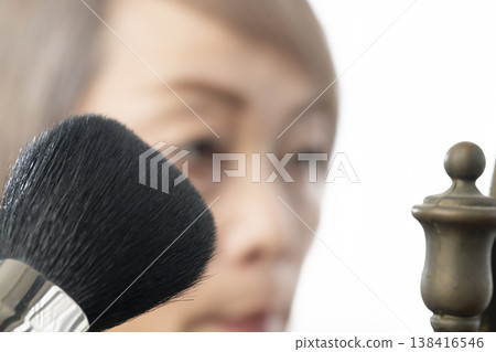 使用化妝工具化妝 使用化妝工具化妝 138416546