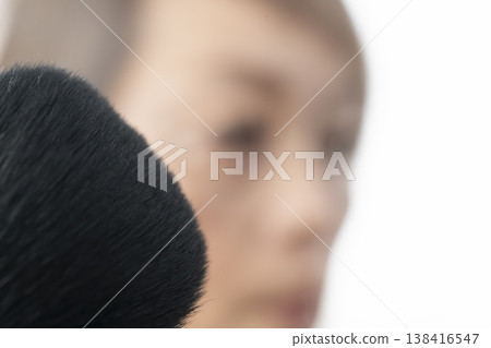 使用化妝工具化妝 使用化妝工具化妝 138416547