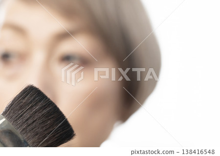 使用化妝工具化妝 138416548