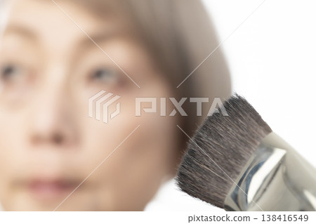 使用化妝工具化妝 138416549