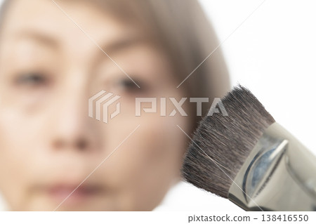 使用化妝工具化妝 使用化妝工具化妝 138416550