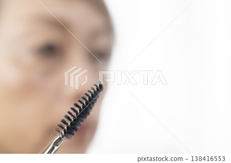 使用化妝工具化妝 使用化妝工具化妝 138416553