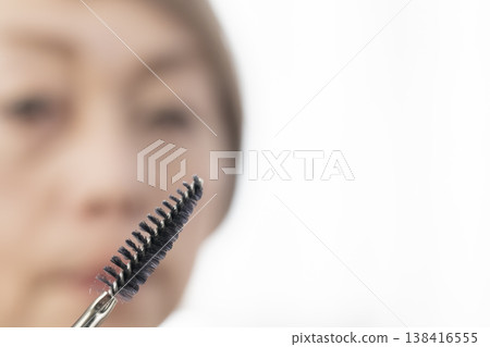 使用化妝工具化妝 使用化妝工具化妝 138416555